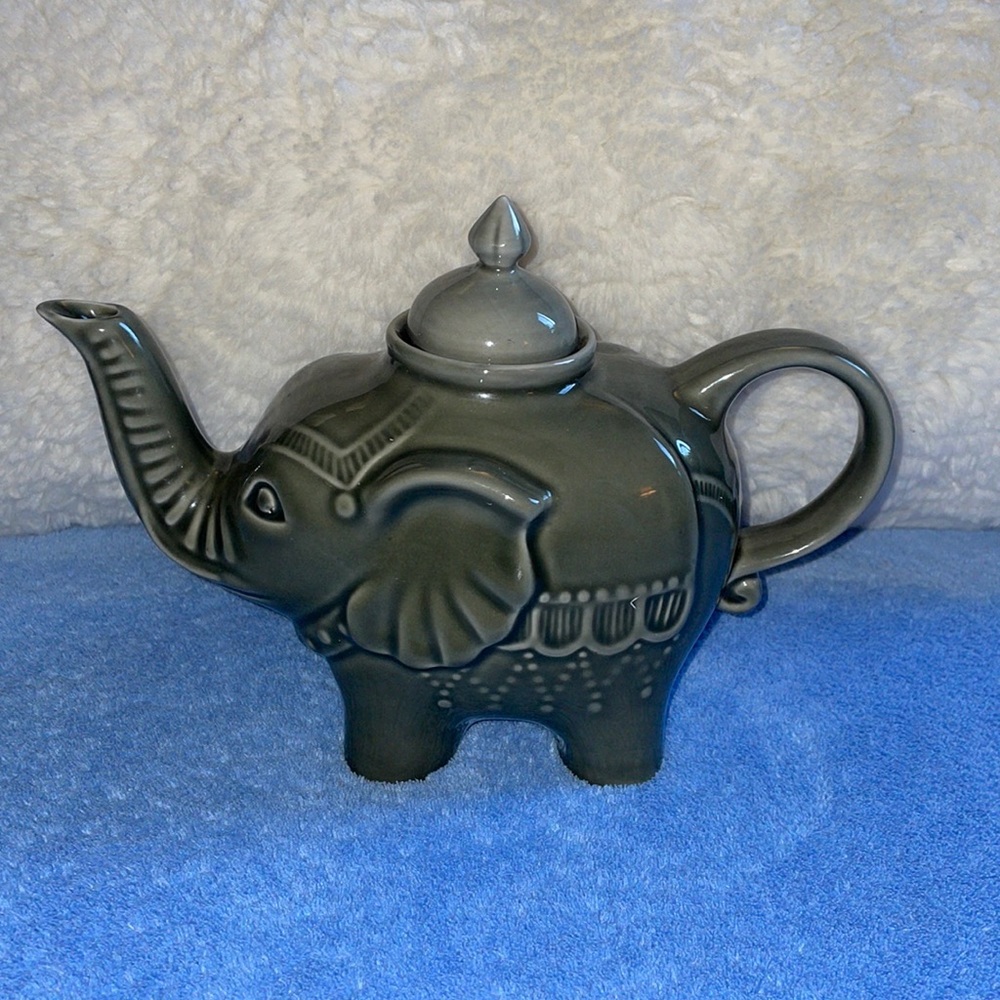 Vintage NWOT Cordon Bleu BIA.  Ceramic Elephant Tea Pot.